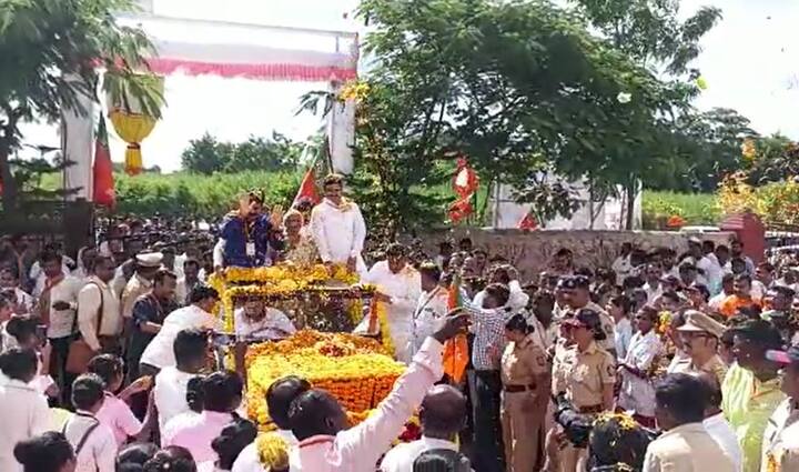 हर्षवर्धन पाटील यांनी बाईक रॅली काढत जोरदार शक्ती प्रदर्शन केले.