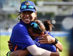Jhulan Goswami PHOTO: ટીમ ઈન્ડિયાએ ઝુલન ગોસ્વામીને આપી યાદગાર ગીફ્ટ, વનડેમાં ઈંગ્લેન્ડના સુપડા કર્યા સાફ
