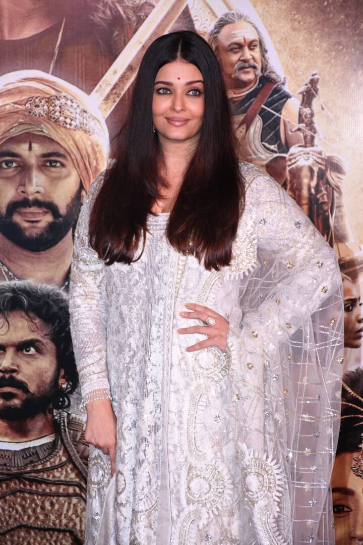 बॉलीवुड की फेमस अभिनेत्री ऐश्वर्या राय बच्चन भी इस साउथ फिल्म का हिस्सा हैं, फिल्म के प्रमोशन के दौरान ऐश्वर्या ट्रेडिशनल अवतार में नजर आईं.