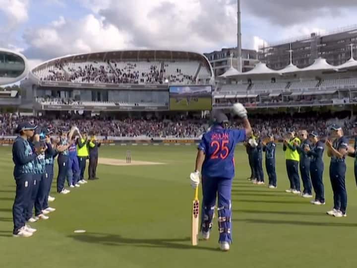 India vs England women cricket Jhulan Goswami Guard Of Honour From England Players In Her Last ODI WATCH: Jhulan Goswami Receives Guard Of Honour From England Players In Her Last ODI
