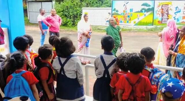 उनका कहना है कि स्कूल और घर पर बच्चे पढ़ते ही हैं, लेकिन बस स्टॉप पर खेल खेल में कुछ सीखने को मिलेगा. बच्चों को सीखाने के उद्देश्य से पार्षद निधि का इस्तेमाल किया गया है.