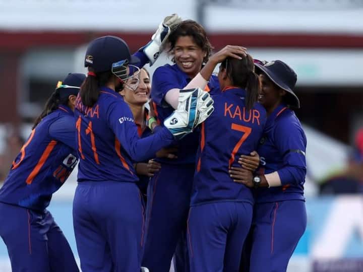 indian women cricket team defeated england by 16 runs in third and final odi  ENG W vs IND W : टीम इंडियाचे झुलन गोस्वामीला 'फेअरवेल गिफ्ट', इंग्लंडवर 16 धावांनी दणदणीत विजय 