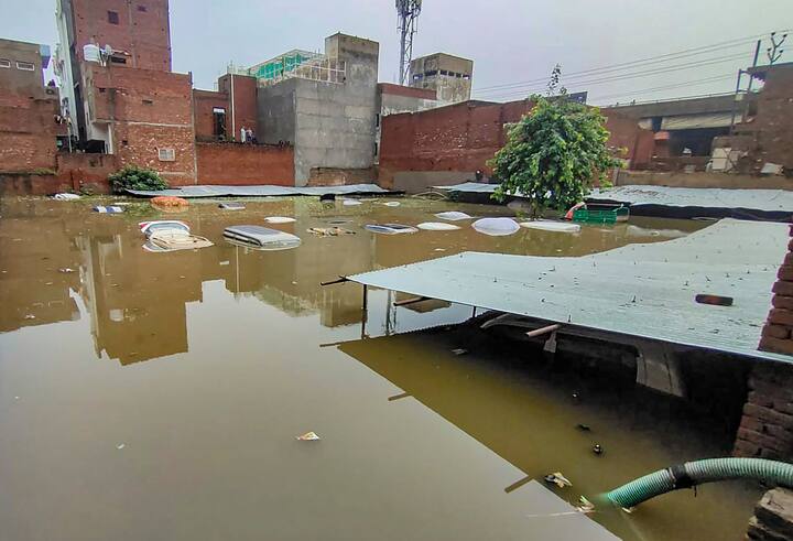 এটি একটি গ্যারাজ। কিন্তু তুমুল বর্ষণে আপাতত গ্যারাজে থাকা গাড়িগুলির স্রেফ ছাদটুকুই দেখা যাচ্ছে। ফিরোজাবাদের বেশ কিছু অংশের ছবি ছিল এরকমই।