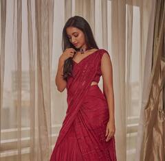 Srinidhi Shetty: சிவப்பு உடையில் கோப்ரா நாயகி ஸ்ரீநிதி ஷெட்டியின் அசத்தல் க்ளிக்ஸ்!