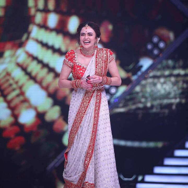 अमृतानं 'झलक दिखला जा' च्या परफॉर्मन्ससाठी केलेल्या लूकचे फोटो शेअर केले आहेत.  (Amruta Khanvilkar/instagram)