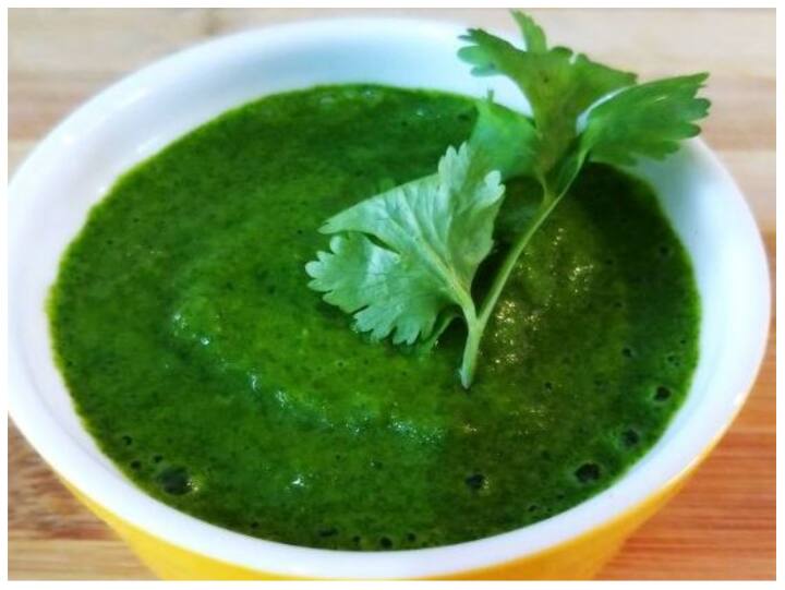 खाने के साथ अदरक लहसुन और हरे धनिए की चटनी खाएं. इससे शरीर में कच्चा लहसुन जाता है, जो कोलेस्ट्रॉल और ब्लड प्रेशर को कंट्रोल करता है.