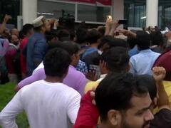 Ankita Bhandari Murder Case: ऋषिकेश के AIIMS में हुआ अंकिता भंडारी का पोस्टमार्टम, अस्पताल के बाहर जुटी लोगों की भारी भीड़, सामने आई तस्वीरें