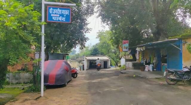 पार्षद जगदीश मधुकर ने बताया कि शिक्षालय बच्चों के हित को ध्यान में रखते हुए बनवाया है. 30 से 35 बच्चे स्कूल जाने के दौरान रोजाना बस स्टॉप पर आकर इंतजार करते हैं. इंतजार करने के समय बच्चे कुछ सीख सकें. छोटे बच्चे हैं, देखने पर जरूर सीखेंगे.