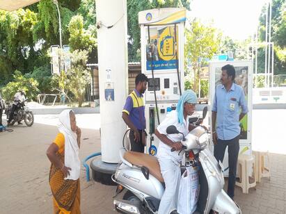 petrol bomp issue thiruvarur sp instruction Thiruvarur : பெட்ரோல் குண்டுவீச்சு சம்பவம் எதிரொலி..!  வாட்டர்கேன்களில் பெட்ரோல், டீசல் விற்கக்கூடாது - காவல்துறை எச்சரிக்கை