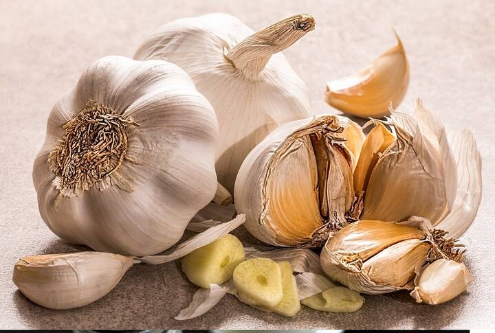 ছুরি হোক কিংবা ব্লেড, যেকোনও কিছু দিয়েই রসুনের খোসা ছাড়িয়ে ফেলা সম্ভব। ছুরির ধারালো অংশটা দিয়ে রসুনের মাথার দিকটা অল্প করে কেটে দিন। এবার সেই অংশে চাপ  দিলেই খোসা থেকে রসুন আলাদা হয়ে যাবে খুব সহজেই।