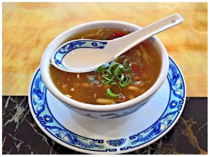 आप सूप में भी अदरक लहसुन का इस्तेमाल करें. इस मौसम में टमाटर का सूप या फिर वेजिटेबल सूप में अदरक लहसुन डालकर खाएं.