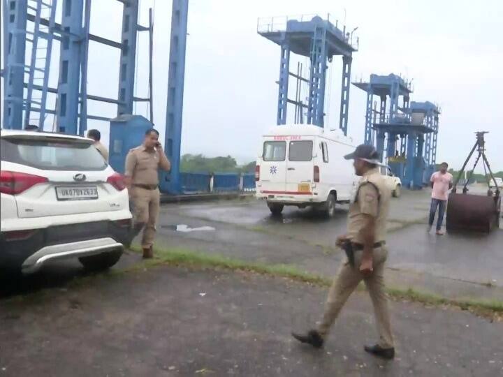 Ankita Bhandari Murder Case: उत्तराखंड (Uttarakhand) के ऋषिकेश (Rishikesh) में चिल्ला नहर (Chilla Canal) से अंकिता भंडारी (Ankita Bhandari) का शव पुलिस ने आज सुबह बरामद कर लिया है. जिसके बाद अंकिता के परिजनों ने बॉडी की पहचान की. बता दें कि इस मामले में रिसॉर्ट मालिक पुलकित आर्य (Pulkit Arya) समेत 3 आरोपियों को गिरफ्तार कर लिया गया है.