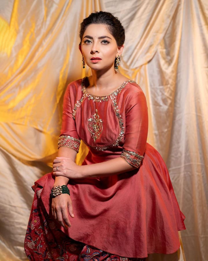 सोनाली कुलकर्णी ही अभिनेत्री नृत्यांगना म्हणून जरी सिनेसृष्टीत आली असली तरी हळूहळू तिने तिची इमेज बदलून वेगवेगळ्या विषयांवर बेतलेले चित्रपट दिले.