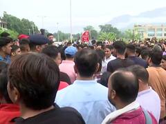 Ankita Bhandari Murder Case: ऋषिकेश के AIIMS में हुआ अंकिता भंडारी का पोस्टमार्टम, अस्पताल के बाहर जुटी लोगों की भारी भीड़, सामने आई तस्वीरें