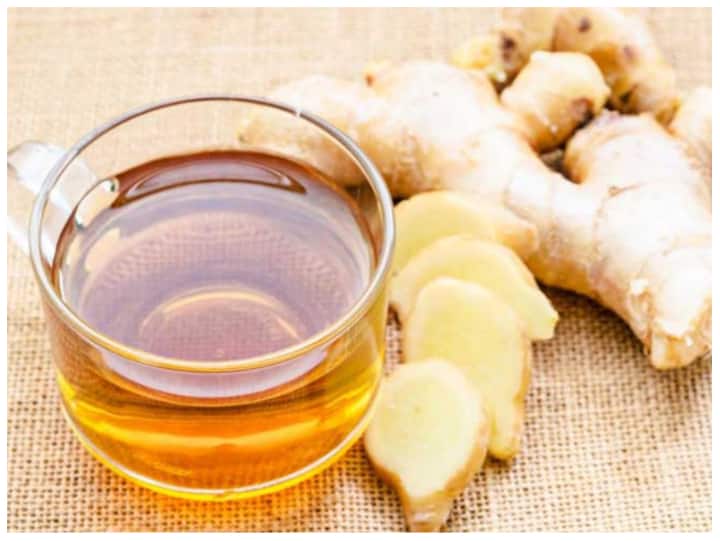 अपने दिन की शुरुआत अदरक वाली चाय के साथ करें. इससे आपके शरीर को गर्माहट मिलेगी. अदरक वाली चाय से गले की खराश भी दूर हो जाती है.