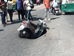 जोधपुर में बारिश के चलते धंसी सड़क, स्कूटी सहित गड्ढे में गिरे बुजुर्ग