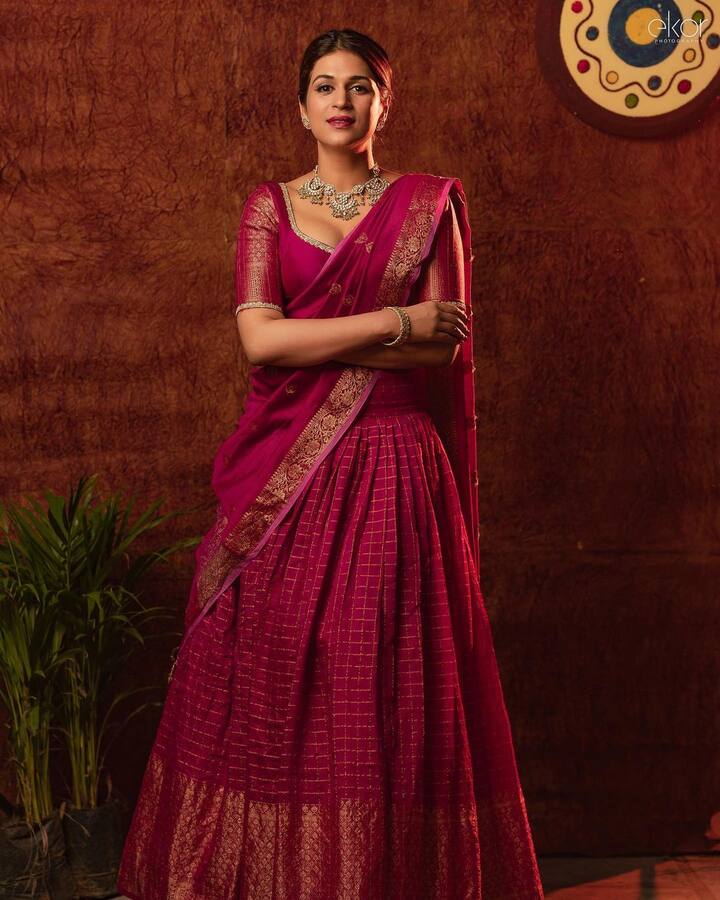 શ્રદ્ધા દાસ સોશિયલ મીડિયા પર પોતાની ગ્લેમરસ તસવીરો શેર કરે છે. ચાહકો માટે અવારનવાર હોટ તસવીરો પોસ્ટ કરતી રહે છે.
