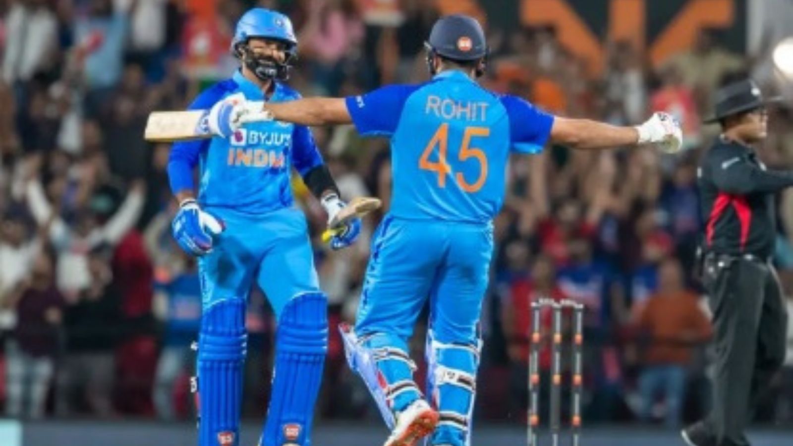 IND vs AUS: শেষবেলায় তিনিই নায়ক, তবুও কার্তিকের মুখে রোহিতের প্রশংসা