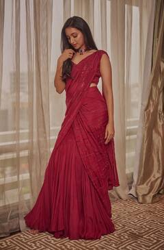 Srinidhi Shetty: சிவப்பு உடையில் கோப்ரா நாயகி ஸ்ரீநிதி ஷெட்டியின் அசத்தல் க்ளிக்ஸ்!