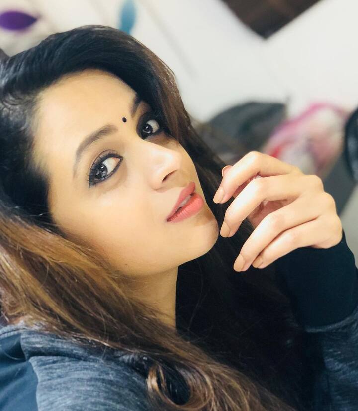 உன்மேலே ஆசைப்பட்டு உள்ளுக்குள்ள விருப்பபட்டு