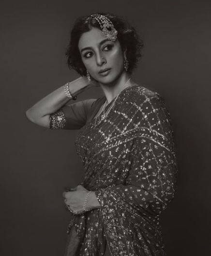 तब्बू ने कहा, ''मैंने एक बार खरीद लिया, बस. आगे नहीं खरीदूंगी.'' यह पूछे जाने पर कि क्या उनके लुक के पीछे का कारण हैप्पीनेस है?