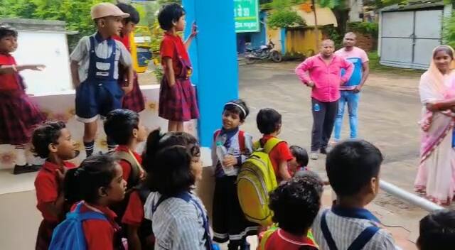 राजनीति की आड़ में कुछ युवा राह से भटक कर विकास की सोच से दूर हो जाते हैं. लेकिन नगर पंचायत खोंगापानी के पार्षद जगदीश मधुकर ने मिसाल पेश की है. अभिभावक शिक्षा के नाम पर झूठा वादा करने वाले नेताओं को जगदीश मधुकर से प्रेरणा लेने की नसीहत दे रहे हैं.