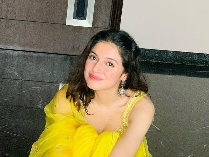 खुल्या केसांमध्ये फिकट गुलाबी लिपस्टिकमध्ये अभिनेत्री खूपच सुंदर दिसत आहे.