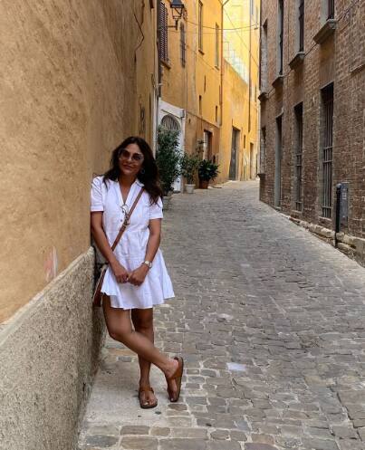 सोशल मीडिया पर भी शेफाली अपने ग्लैमरस लुक्स से फैंस के बीच चर्चा में बनी रहती हैं.