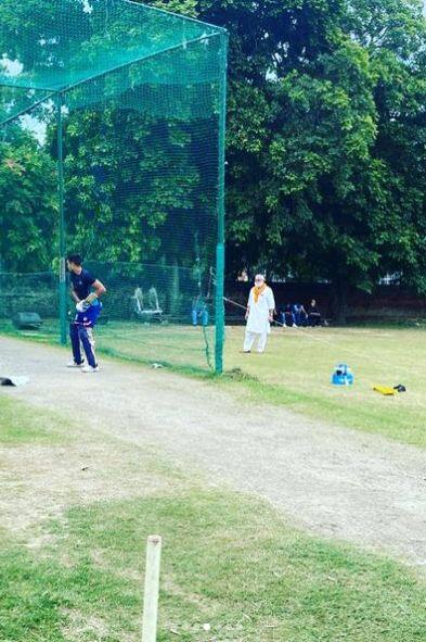 ਅਦਾਕਾਰੀ ਤੋਂ ਇਲਾਵਾ ਯੋਗਰਾਜ ਸਿੰਘ ਆਪਣੇ ਬੇਟੇ ਯੁਵਰਾਜ ਨੂੰ ਕ੍ਰਿਕਟ ਦੇ ਗੁਰ ਵੀ ਸਿਖਾਉਂਦੇ ਰਹੇ। ਉਨ੍ਹਾਂ ਨੇ ਯੁਵਰਾਜ ਸਿੰਘ ਨੂੰ ਹਰਫਨਮੌਲਾ ਬਣਾਉਣ 'ਚ ਕੋਚ ਦੇ ਤੌਰ 'ਤੇ ਵੀ ਮਹੱਤਵਪੂਰਨ ਯੋਗਦਾਨ ਦਿੱਤਾ ਹੈ। ਇਸ ਤੋਂ ਇਲਾਵਾ ਪੰਜਾਬ ਦਾ ਇੱਕ ਹੋਰ ਬੱਲੇਬਾਜ਼ ਮਨਨ ਵੋਹਰਾ ਵੀ ਯੋਗਰਾਜ ਦਾ ਚੇਲਾ ਰਿਹਾ ਹੈ।