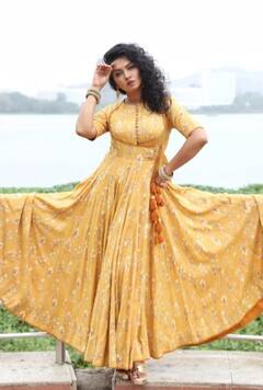 In Pics : घायाळ करणारी नजर अन् हॉट अंदाज; मीराचा जबरदस्त लूक व्हायरल