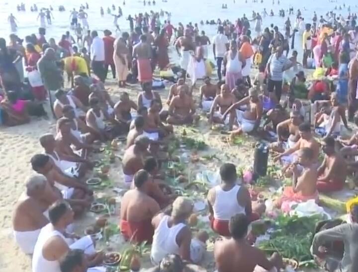 સર્વ પિતૃ અમાવસ્યાના દિવસે દાન કરવું ખૂબ જ શુભ માનવામાં આવે છે. કહેવાય છે કે આ દિવસે દાન કરવાથી પુણ્ય ફળ મળે છે. શાસ્ત્રો અનુસાર આ દિવસે ચાંદીનું દાન કરવું ખૂબ જ શુભ માનવામાં આવે છે.