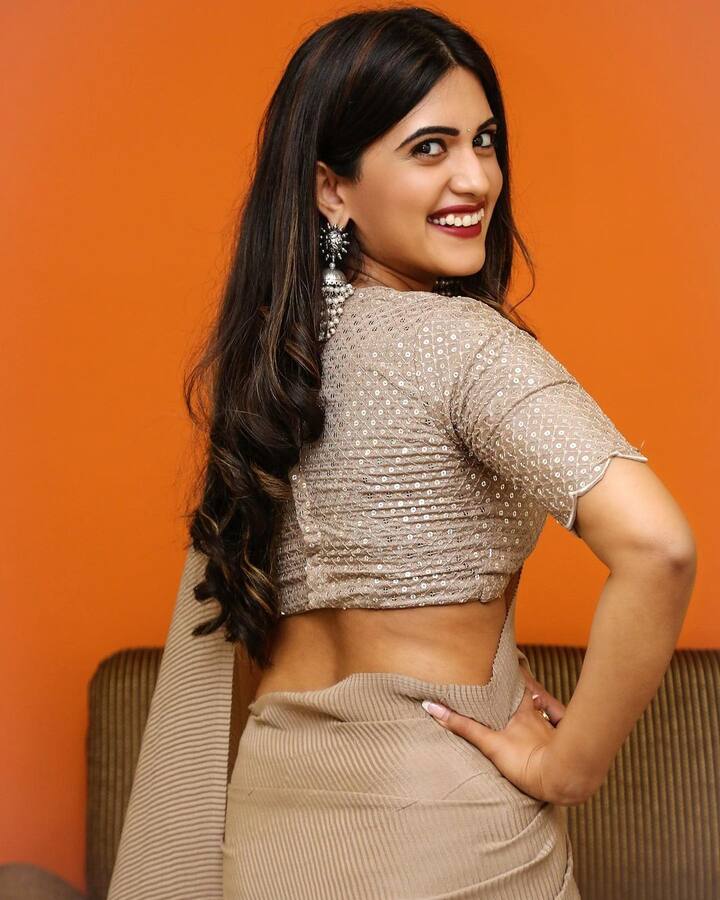 స్రవంతి తాజాగా ఇన్స్ట్రాగ్రామ్లో పోస్ట్ చేసిన ట్రెడిషనల్ పిక్స్ వైరల్గా మారాయి. Photo credit: sravanthi_chokarapu/ instagram