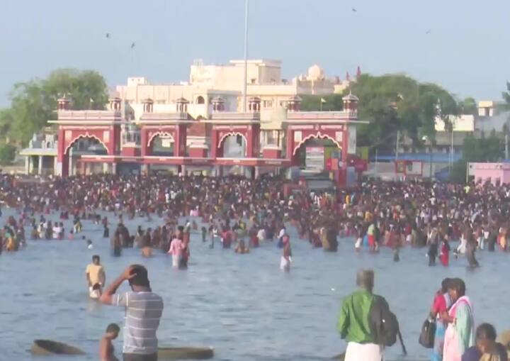 જો તમે પિતૃ પક્ષ દરમિયાન તર્પણ કરી શકતા નથી, તો સર્વ પિતૃ અમાવસ્યાના દિવસે તર્પણ કરી શકો છો. જ્યોતિષ શાસ્ત્ર અનુસાર આવું કરવાથી પિતૃઓ પ્રસન્ન થાય છે અને જીવનમાં કોઈ પણ વસ્તુની કમી નથી રહેતી.