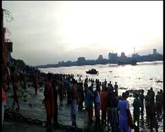 Mahalaya: বিভিন্ন ঘাটে পিতৃপুরুষের উদ্দেশে চলছে তর্পণ, মায়ের আসার অপেক্ষায় প্রহর গোনা শুরু