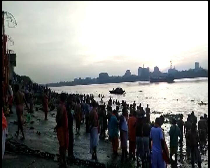 হাওড়ার শিবপুরের রামকৃষ্ণপুর ঘাটে পুণ্যার্থীদের ঢল। চলছে তর্পণ। হাওড়া সিটি পুলিশের তরফে ড্রোন উড়িয়ে চলছে নজরদারি।
