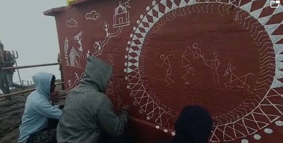आदिवासी समाजाची कुलदैवत असलेली कळसूबाई शिखरावर दरवर्षी लाखो भक्त पर्यटक शिखराला नवरात्रीत भेट देतात.