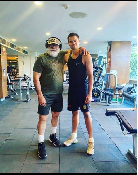 ਮਹਾਨ ਬੱਲੇਬਾਜ਼ ਸਚਿਨ ਤੇਂਦੁਲਕਰ ਦੇ ਬੇਟੇ ਕ੍ਰਿਕਟਰ ਅਰਜੁਨ ਤੇਂਦੁਲਕਰ ਦਾ ਇਨ੍ਹੀਂ ਦਿਨੀਂ ਚੰਡੀਗੜ੍ਹ 'ਚ ਹੈ। 23 ਸਾਲਾ ਅਰਜੁਨ 27ਵੇਂ ਆਲ ਇੰਡੀਆ ਜੇਪੀ ਅੱਤਰੀ ਮੈਮੋਰੀਅਲ ਕ੍ਰਿਕਟ ਟੂਰਨਾਮੈਂਟ 'ਚ ਹਿੱਸਾ ਲੈਣ ਲਈ ਪਹੁੰਚਿਆ ਹੈ। ਯੁਵਰਾਜ ਸਿੰਘ ਦੇ ਪਿਤਾ ਯੋਗਰਾਜ ਸਿੰਘ ਉਹਨਾਂ ਨੂੰ ਸਿਖਲਾਈ ਦੇ ਰਹੇ ਹਨ। ਸਾਬਕਾ ਕ੍ਰਿਕਟਰ ਯੋਗਰਾਜ 1980 ਦੇ ਦਹਾਕੇ 'ਚ ਟੀਮ ਇੰਡੀਆ ਲਈ ਵੀ ਖੇਡ ਚੁੱਕੇ ਹਨ।