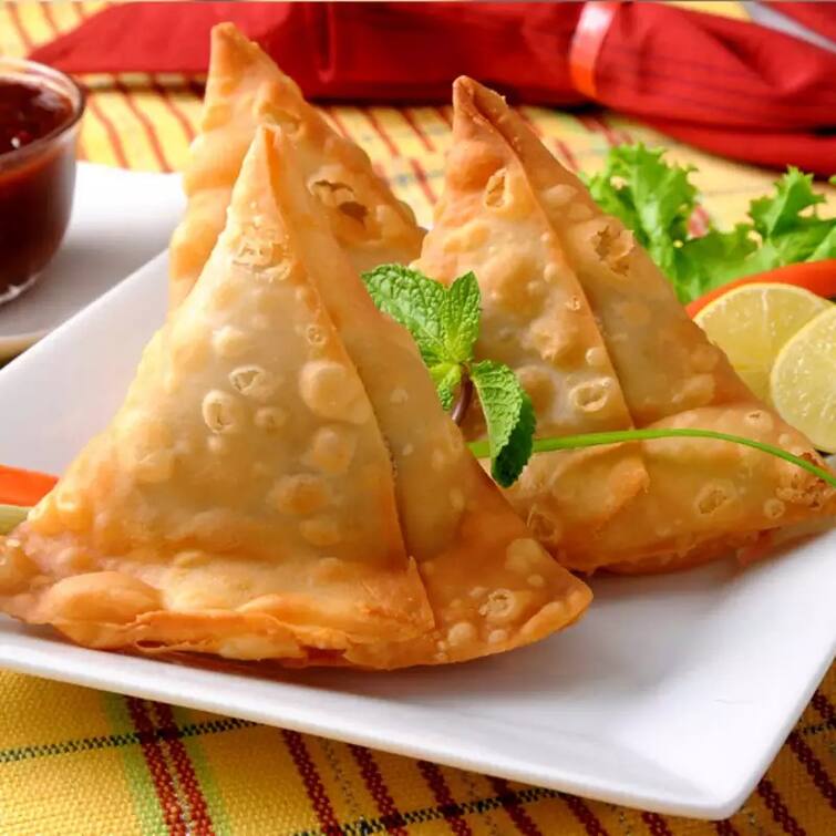 Samosa and Health: Eating samosa can be heavy on health, giving birth to these problems Samosa and Health : ਜ਼ਰਾ ਸੰਭਲ ਕੇ...ਸਮੋਸਾ ਖਾਣਾ ਸਿਹਤ 'ਤੇ ਪੈ ਸਕਦੈ ਭਾਰੀ, ਇਨ੍ਹਾਂ ਸਮੱਸਿਆਵਾਂ ਨੂੰ ਦਿੰਦੈ ਜਨਮ