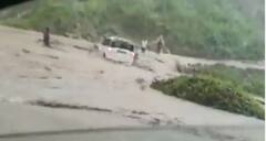 তুমুল বৃষ্টিতে ধস, অরুণাচল প্রদেশে খড়কুটোর মতো ভেসে গেল গাড়ি