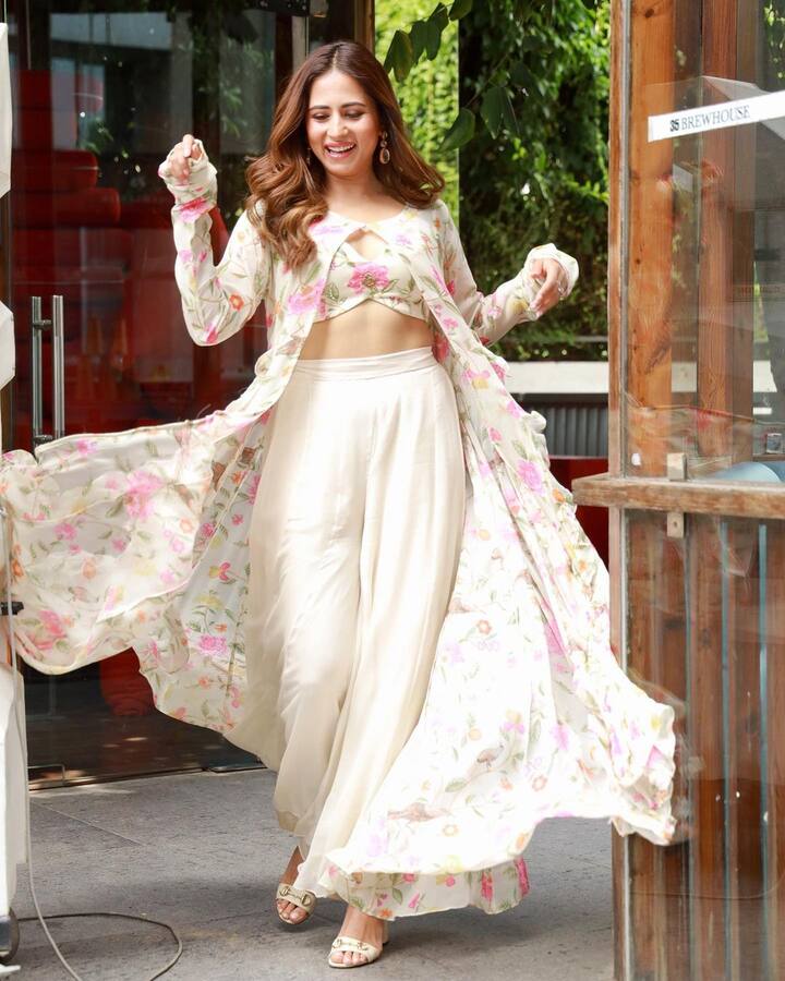 पुन्हा एकदा अभिनेत्रीच्या बोल्ड स्टाइलने इंटरनेटवर धुमाकूळ घातला आहे. सरगुनच्या लूकबद्दल बोलायचे झाले तर अभिनेत्रीने यात पांढऱ्या कलरच्या पलाझो सेटमध्ये दिसत आहे.(फोटो सौजन्य:sargunmehta/इन्टाग्राम)