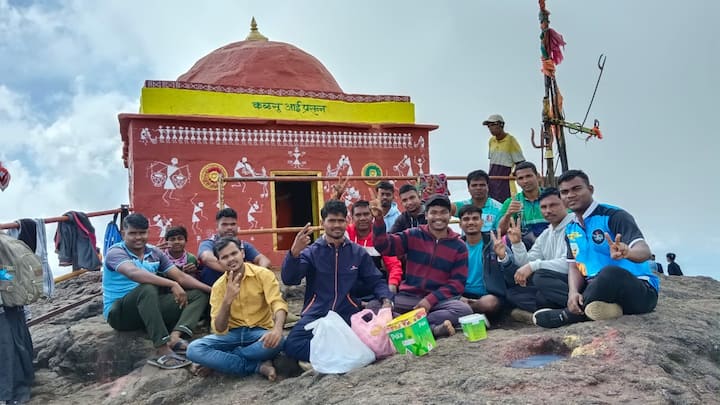 पालघर जिल्ह्यातील आदिवासी बांधवांनी अहमदनगर अकोले येथे जाऊन महाराष्ट्रातील उंच शिखराला वारली चित्रकलने सजवले..