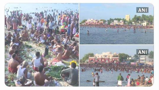 સર્વ પિતૃ અમાવસ્યાના દિવસે પિતૃઓના નામ પર અન્ન ગ્રહણ કરો. તેને ખુલ્લી જગ્યાએ રાખો. સર્વ પિતૃ અમાવસ્યાના દિવસે બ્રાહ્મણોને ભોજન અર્પણ કરો. એવું માનવામાં આવે છે કે આવું કરવાથી પિતૃઓ આશીર્વાદ આપે છે.