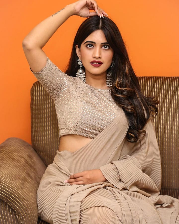 బుల్లితెర యాంకర్ గా బాగా పాపులర్ అయిన ఈ బ్యూటీ.. బిగ్ బాస్ షోతో ప్రేక్షకులకు మరింత చేరువైంది. Photo credit: sravanthi_chokarapu/ instagram