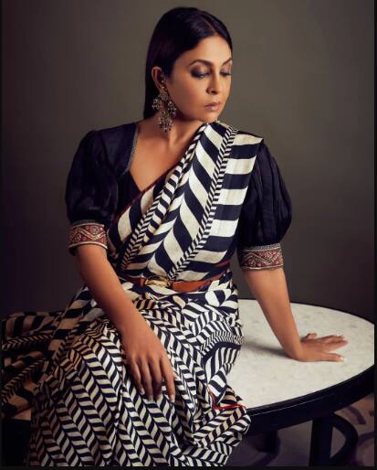 एक्ट्रेस फैशन और स्टाइल के मामले में भी किसी से कम नहीं हैं. सोशल मीडिया पर शेफाली का ग्लैमरस अवतार देखने को मिलता हैं. ब्लैक एंड व्हाइट साड़ी में शेफाली ने मॉडर्न ट्रेडिशनल लुक्स से सबके होश उड़ा दिए हैं.