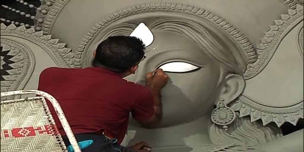 Durga Puja 2022: বেজে উঠল আলোর বেণু, মহালয়ার পুণ্য তিথিতে প্রতিমার চক্ষুদান Durga Puja 2022 Chukkhu dan done on the day of mahalaya 2022 Durga Puja 2022: বেজে উঠল আলোর বেণু, মহালয়ার পুণ্য তিথিতে প্রতিমার চক্ষুদান