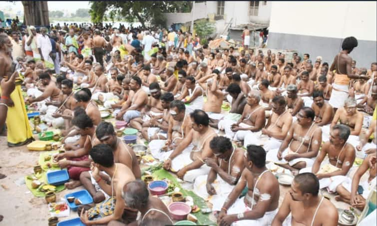 Mahalaya Amavasai: Tiruchi takes a holy dip in Cauvery River and offers Darpanam at Amma Mandapam TNN மகாளய அமாவாசை: திருச்சி காவிரி ஆற்றில் புனித நீராடி அம்மா மண்டபத்தில் தர்ப்பணம் கொடுத்து வழிபாடு