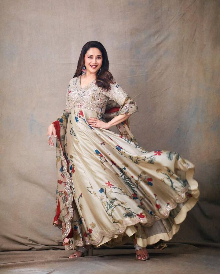 आता ही अभिनेत्री तिच्या नव्या पोस्टमुळे पुन्हा एकदा चर्चेत आली आहे. ज्यामध्ये ती खूपच क्लासी दिसत आहे.(फोटो सौजन्य:madhuridixitnene/इंस्टाग्राम)