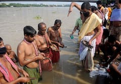 আজ মহালয়া, কলকাতা থেকে জেলা-গঙ্গার ঘাটে ঘাটে পিতৃপুরুষের উদ্দেশে চলছে তর্পণ