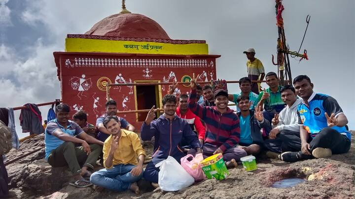 संदीप आंबात, विकास नडगे, महेंद्र लहांगे, प्रकाश कोम, नागेश पागी, किरण गिराणे, नयन धाडगा ह्यांनी शनिवार रविवार दिनांक 24/25 सप्टेंबर 2022 रोजी महाराष्ट्रातील सर्वात उंच शिखर मंदिर कळसूबाई ह्या मंदिराला वारली चित्रकला काढून मंदिर सुशोभित केले आहे...