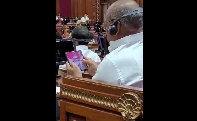 up bjp mlas were palying video games and chewing tabaco during vidhansabha session marathi news Viral Video : यूपीच्या विधानसभेत भाजप आमदार व्हिडीओ गेम खेळण्यात अन् तंबाखू मळण्यात व्यस्त; व्हिडीओ होतोय व्हायरल